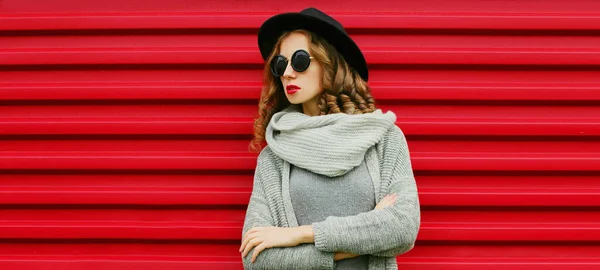 Retrato Una Hermosa Mujer Joven Con Sombrero Redondo Negro Suéter — Foto de Stock