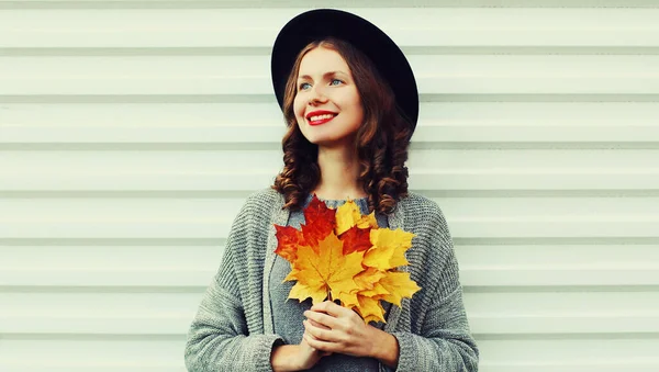 Retrato Outono Feliz Sorridente Jovem Com Folhas Bordo Amarelo Olhando — Fotografia de Stock