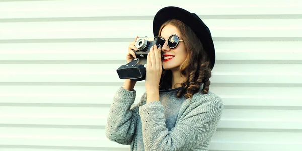 Retrato Una Joven Fotógrafa Con Cámara Cine Vintage Sobre Fondo — Foto de Stock