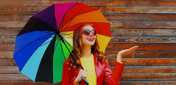 Осенний Портрет Счастливой Улыбающейся Молодой Женщины Красочным Зонтиком — стоковое фото
