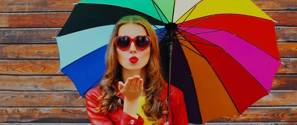 Retrato Bela Jovem Mulher Soprando Lábios Com Batom Vermelho Enviando — Fotografia de Stock