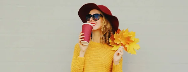 Осенний Портрет Счастливой Улыбающейся Молодой Женщины Желтыми Кленовыми Листьями Чашкой — стоковое фото