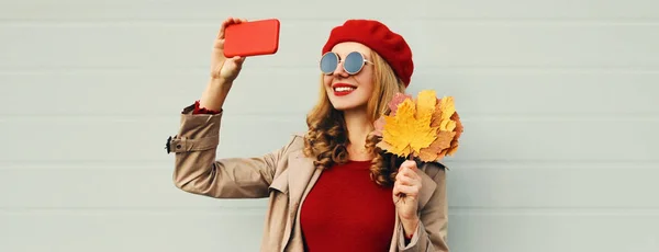 Retrato Outono Bela Mulher Sorridente Tirando Selfie Por Smartphone Com — Fotografia de Stock