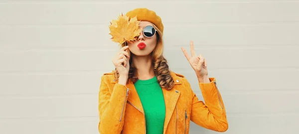 Herbstporträt Einer Schönen Jungen Frau Mit Gelben Ahornblättern Die Mit — Stockfoto