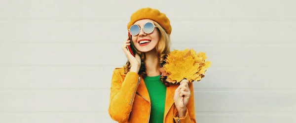 Portrait Automne Une Jeune Femme Souriante Heureuse Aux Feuilles Érable — Photo