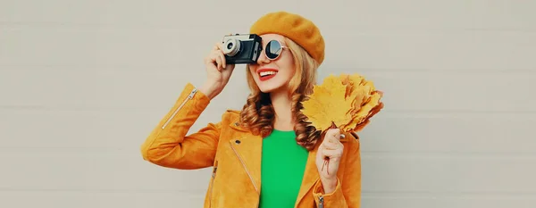 Podzimní Portrét Šťastně Usmívající Mladé Ženy Filmovou Kamerou Žlutým Javorovým — Stock fotografie