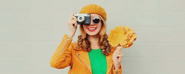 Jesienny Portret Uśmiechniętej Młodej Kobiety Kamerą Filmową Żółtymi Liśćmi Klonu — Zdjęcie stockowe