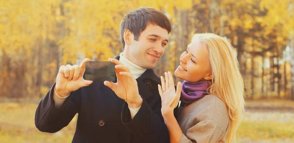 Podzimní Portrét Šťastně Usmívajícího Mladého Zasnoubeného Páru Selfie Chytrým Telefonem — Stock fotografie