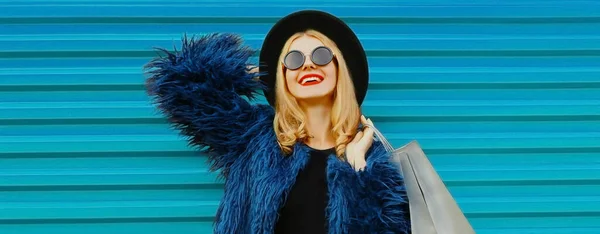 Modny Portret Stylowej Blondynki Dwoma Torbami Zakupy Niebieskim Futerku Czarny — Zdjęcie stockowe