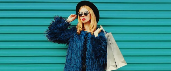 Modny Portret Stylowej Blondynki Pozowanie Torbami Zakupy Niebieskim Futra Faux — Zdjęcie stockowe