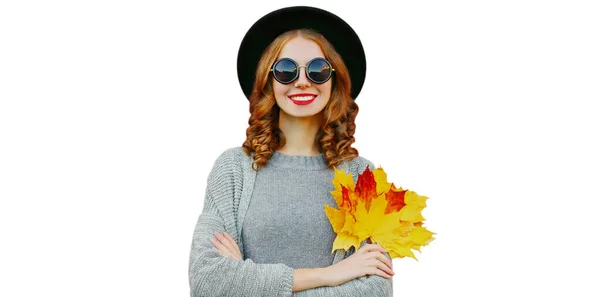 Jesienny Portret Uśmiechniętej Młodej Kobiety Żółtymi Liśćmi Klonu Noszącej Czarny — Zdjęcie stockowe
