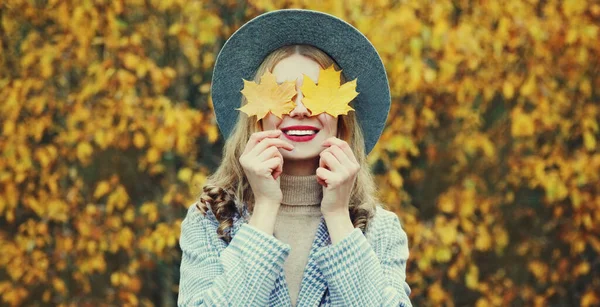 Retrato Outono Bela Mulher Sorridente Feliz Com Folhas Bordo Amarelas — Fotografia de Stock