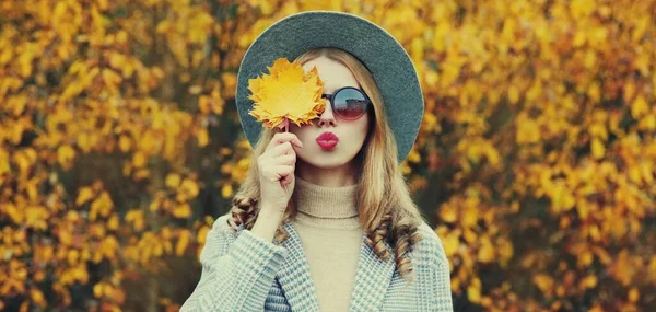 Retrato Outono Bela Jovem Mulher Cobrindo Seus Olhos Com Folhas — Fotografia de Stock