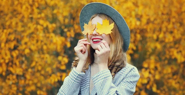 Retrato Outono Bela Mulher Sorridente Feliz Com Folhas Bordo Amarelas — Fotografia de Stock