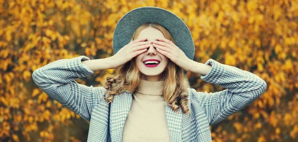 Осінній Портрет Веселої Щасливої Смішної Жінки Яка Прикриває Обличчя Руками — стокове фото
