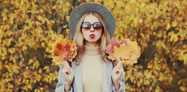 Осенний Портрет Красивой Молодой Женщины Желтыми Кленовыми Листьями Дующими Губами — стоковое фото
