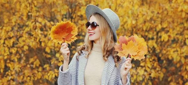 公园里戴着一顶圆形礼帽的黄枫叶美女的秋天画像 — 图库照片