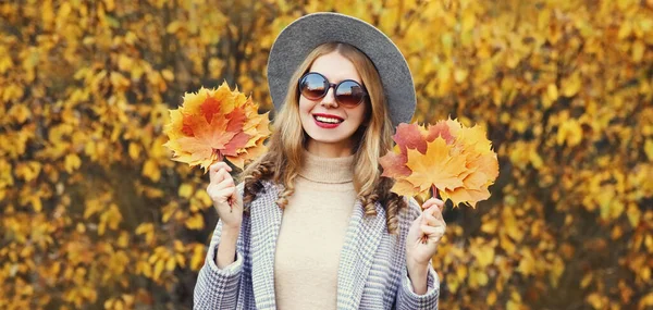 Portrait Automne Une Belle Femme Souriante Aux Feuilles Érable Jaune — Photo