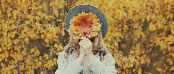 Herbstporträt Einer Stilvollen Frau Die Ihr Gesicht Mit Gelben Ahornblättern — Stockfoto