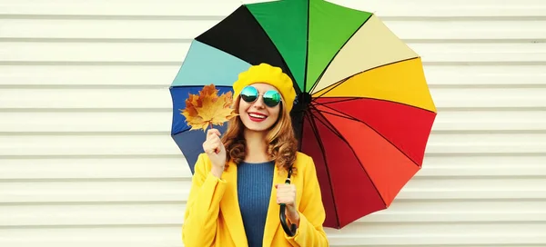 Retrato Outono Feliz Alegre Sorridente Jovem Com Guarda Chuva Colorido — Fotografia de Stock