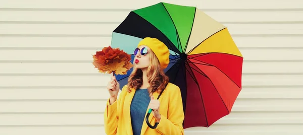 Осенний Портрет Счастливой Веселой Молодой Женщины Красочными Зонтиками Желтыми Листьями — стоковое фото