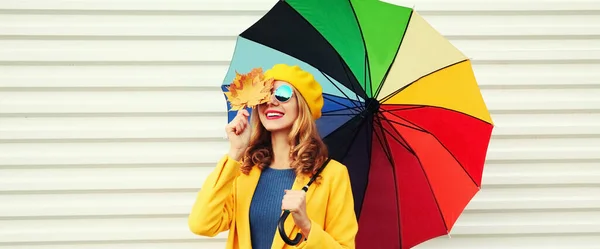 Осенний Портрет Счастливой Веселой Улыбчивой Молодой Женщины Красочными Зонтиками Желтыми — стоковое фото