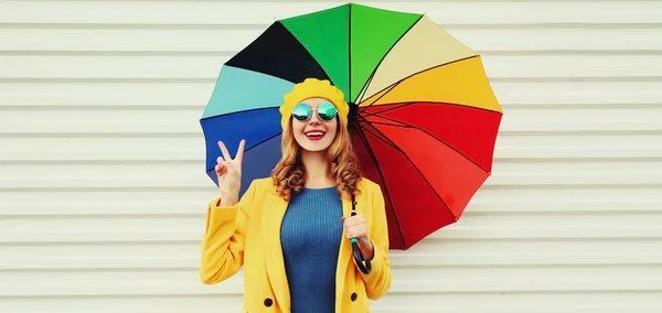 Φθινοπωρινό Πορτρέτο Χαρούμενης Χαρούμενης Νεαρής Γυναίκας Πολύχρωμη Ομπρέλα Φορώντας Ένα — Φωτογραφία Αρχείου