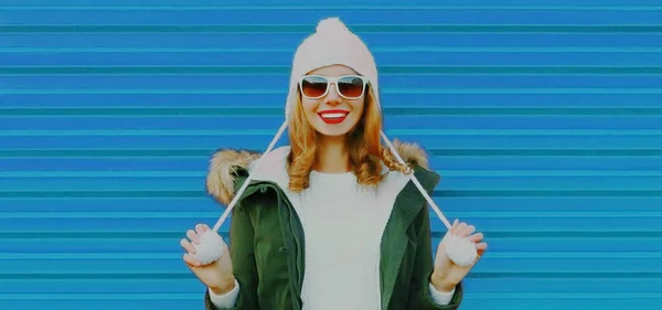 Winter Portret Van Vrolijke Vrolijke Glimlachende Jonge Vrouw Dragen Van — Stockfoto