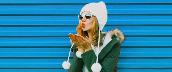 Vinterporträtt Vacker Ung Kvinna Blåser Hennes Läppar Bär Vit Hatt — Stockfoto