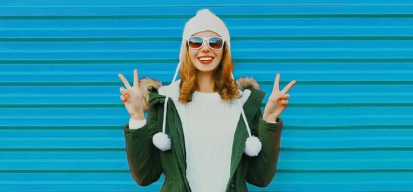 Зимний Портрет Веселой Счастливой Улыбающейся Молодой Женщины Белой Шляпе Помпоном — стоковое фото