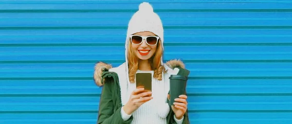 Vinterporträtt Leende Ung Kvinna Med Telefon Och Kaffekopp Bär Vit — Stockfoto