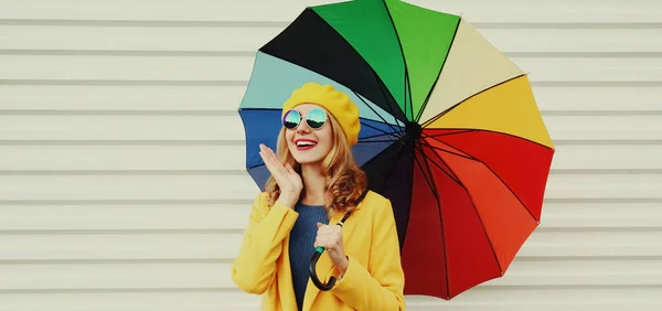 Осенний Портрет Счастливой Веселой Улыбающейся Молодой Женщины Модели Красочным Зонтиком — стоковое фото