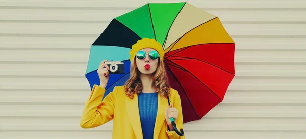 Retrato Outono Feliz Alegre Sorridente Jovem Fotógrafo Com Guarda Chuva — Fotografia de Stock