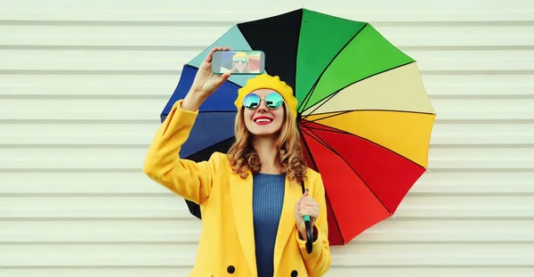 Портрет Счастливой Улыбчивой Молодой Женщины Делающей Селфи Телефону Красочным Зонтиком — стоковое фото