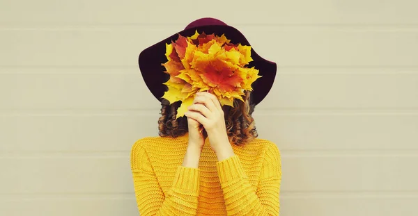 Retrato Outono Mulher Bonita Cobrindo Seu Rosto Com Folhas Bordo — Fotografia de Stock