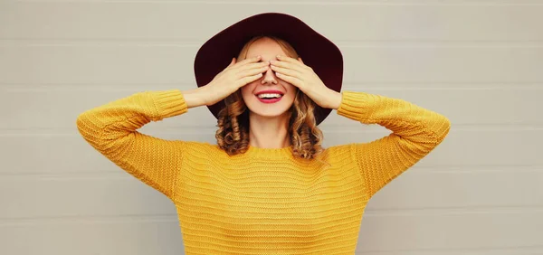 Осенний Портрет Веселой Счастливой Смеющейся Женщины Прикрывающей Лицо Руками Шляпе — стоковое фото