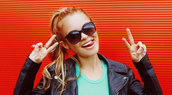 Retrato Una Hermosa Joven Rubia Sonriente Con Una Chaqueta Roca —  Fotos de Stock