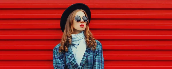 Ritratto Bella Giovane Donna Che Indossa Cappello Rotondo Nero Cappotto — Foto Stock