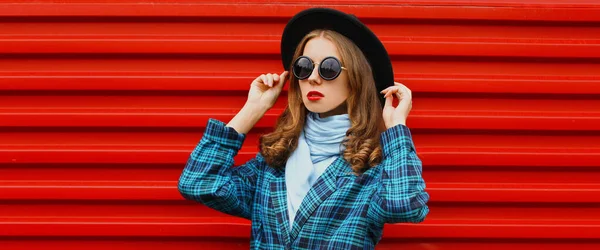 Retrato Una Hermosa Mujer Joven Con Sombrero Redondo Negro Abrigo — Foto de Stock