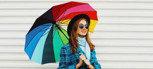 Retrato Outono Feliz Sorridente Jovem Com Guarda Chuva Colorido Vestindo — Fotografia de Stock