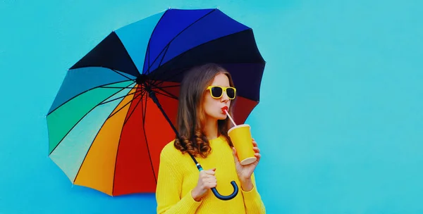 Retrato Outono Jovem Com Guarda Chuva Colorido Bebendo Suco Usando — Fotografia de Stock