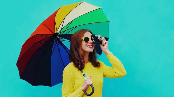 Retrato Outono Feliz Alegre Sorridente Jovem Fotógrafo Com Guarda Chuva — Fotografia de Stock