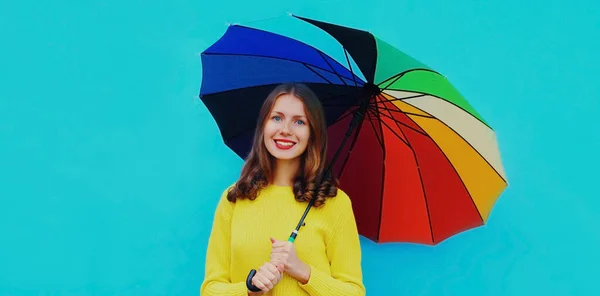 Осенний Портрет Счастливой Веселой Улыбающейся Молодой Женщины Красочным Зонтиком Желтом — стоковое фото