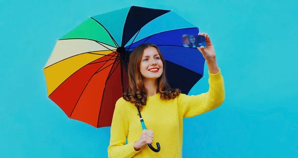 Porträt Einer Glücklich Lächelnden Jungen Frau Die Ein Selfie Foto — Stockfoto