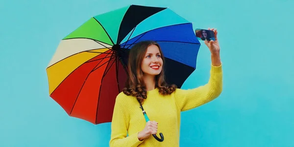 Retrato Feliz Sorrindo Jovem Mulher Tirando Uma Foto Selfie Por — Fotografia de Stock