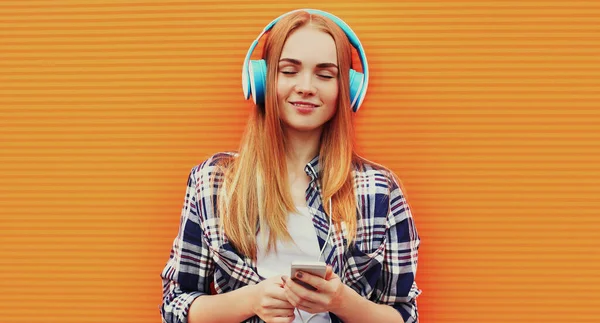 Ευτυχισμένη Γυναίκα Τηλέφωνο Ασύρματα Ακουστικά Ακούγοντας Μουσική Φορώντας Ένα Casual — Φωτογραφία Αρχείου