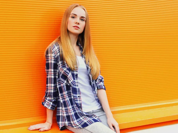 Blonde Frau Auf Stadtstraße Über Orangefarbenem Wandhintergrund — Stockfoto