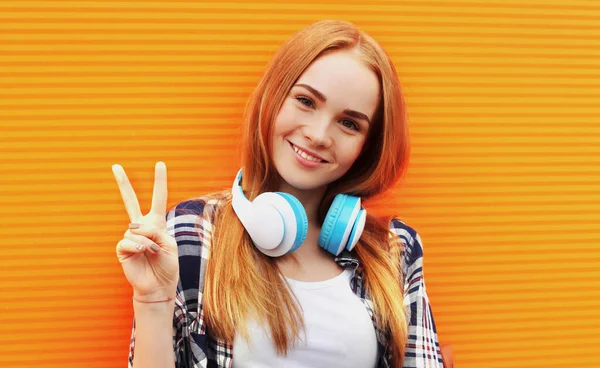 Bella Donna Cuffie Wireless Ascoltare Musica Sfondo Arancione Colorato — Foto Stock