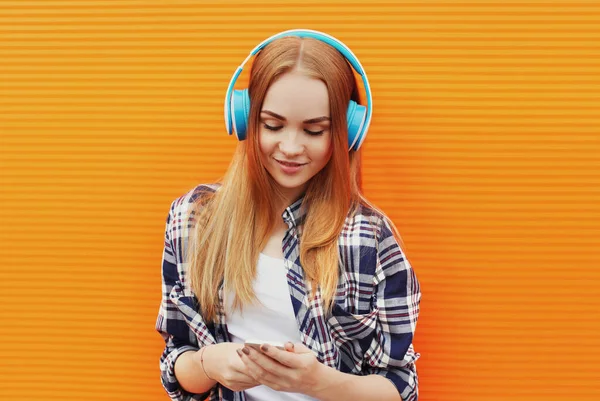 Όμορφη Γυναίκα Τηλέφωνο Ασύρματα Ακουστικά Ακούγοντας Μουσική Φορώντας Ένα Casual — Φωτογραφία Αρχείου