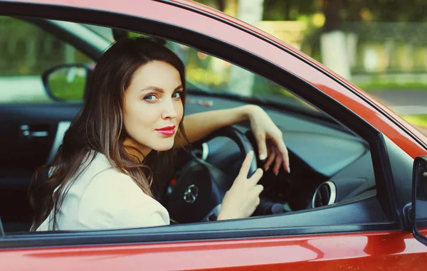 Donna Guidatore Volante Auto Rossa — Foto Stock